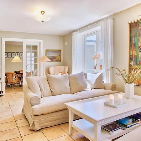 8 Bedroom Beautiful In Hébergement de vacances *