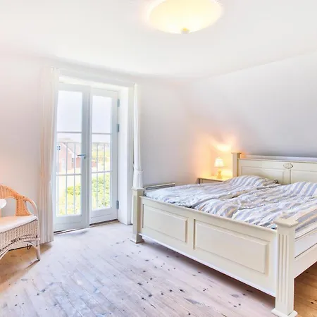 8 Bedroom Beautiful In Hébergement de vacances *